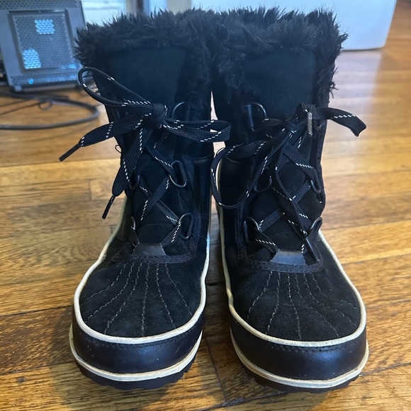 Sorel Tivoli II Women’s Waterproof Suede Snow Boot | Size 7 | Black and white - Picture 3 of 9